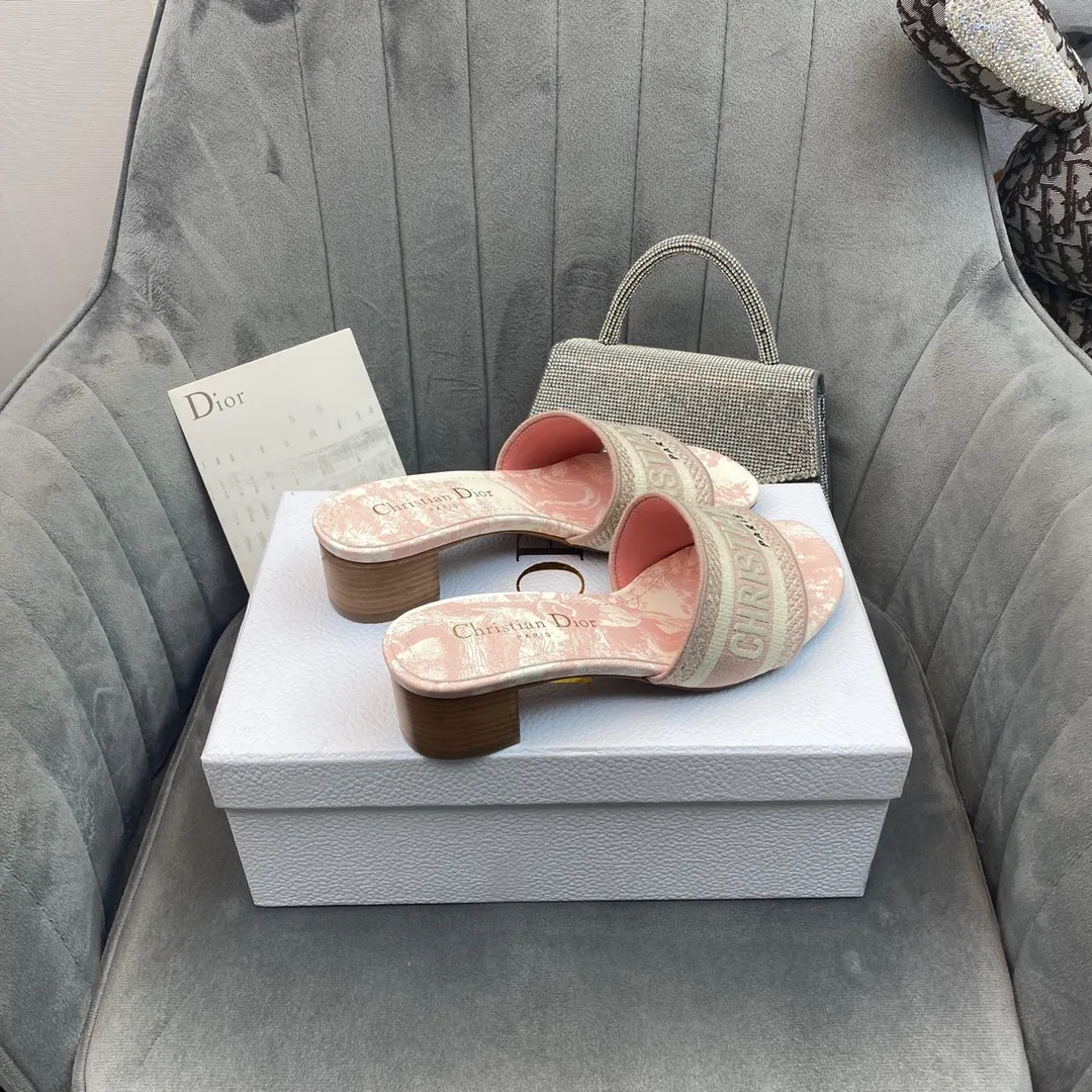 👟👟Ex-factory price 380👟👟 Women's shoes Women's clothing Dior Dior 2021 DWAY early spring new flip-flops women's shoes CD letter logo three-dimensional embroidery flat sandals Round toe thick heel jelly color slingback slippers The top version on the market Material: upper original consistent high-temperature water-soluble cotton electro-embroidery technology fabric + water-dyed sheepskin lining + Italian leather outsole Heel height: flat/4.5CM size: 34-43 (34.40.41.42.43 is custom-made and cannot be returned or exchanged)